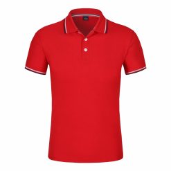 Áo phông có cổ màu đỏ